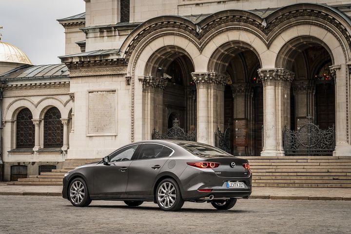 La Mazda 3 Skyactive-X dans sa version berline. (DAVIDLFSMITH MAZDA pour FRANCE INFO)