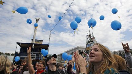 &nbsp; (Lâcher de ballon au square de l'indépendance à Kiev © REUTERS/Valentyn Ogirenko)