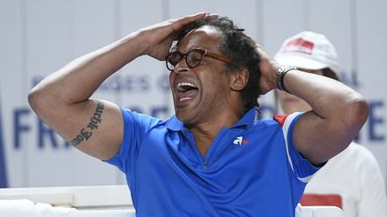 Yannick Noah, capitaine de l'équipe de France de Fed Cup, lors du match de Pauline Parmentier contre Sara Sorribes à Roanne (Loire), le 22 avril 2017. (CHRISTOPHE SAIDI/SIPA / SIPA)