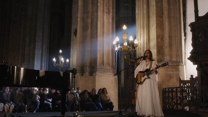 Yael Naim à la guitare lors de son concert à l’Église Saint-Eustache (Paris) au printemps (Sébastien Lefebvre)