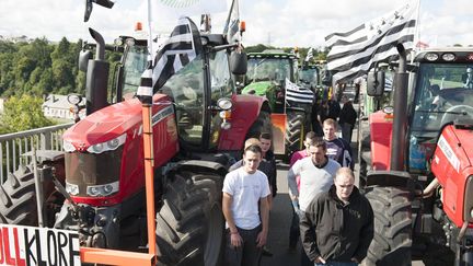 Des agriculteurs et leurs tracteurs rassembl&eacute;s sur le pont de Morlaix (Finist&egrave;re), le 1er septembre 2015, avant leur d&eacute;part pour manifester &agrave; Paris. (MAXPPP)