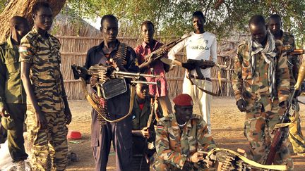 Les forces de l'ancien pr&eacute;sident sud-soudanais Riek Machar, le 30 mars 2014 pr&egrave;s de Bor (Soudan du Sud).&nbsp; (KUNFE MICHAEL HABTEMARIAM / ANADOLU AGENCY / AFP)