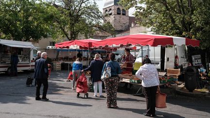 Une étude française recommande le maintien du confinement pour les plus fragiles, comme les personnes âgées, jusqu'au début 2021. Ici un marché à Montluçon (Allier), le 29 avril 2020.&nbsp; (SALESSE FLORIAN / MAXPPP)