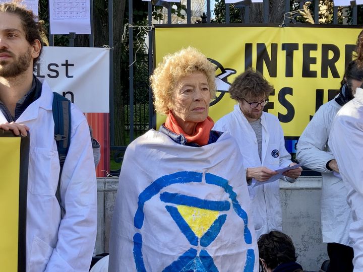 Ariane Lambert-Mogiliansky, professeure d'économie, participe à une action du collectif Scientifiques en rébellion, à Paris, jeudi 10 novembre 2022.&nbsp; (MARIE-ADELAIDE SCIGACZ / FRANCEINFO)