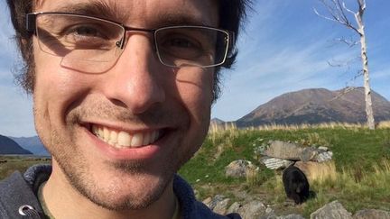 Un selfie, post&eacute; sur Twitter, d'un homme se prenant en photo avec un ours en arri&egrave;re-plan.&nbsp;&nbsp; (ROBDENBLEYKER / TWITTER)