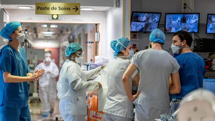 Des soignants dans le service de réanimation dédié au Covid-19 de l'hôpital Ambroise Paré, à Neuilly-sur-Seine (Hauts-de-Seine), le 28 avril 2020. (JULIE LIMONT / HANS LUCAS)