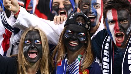 Tout le monde n'a pas pu avoir des billets pour les matchs dont il r&ecirc;vait. Du coup, ces supporters fran&ccedil;ais ont un peu abus&eacute; du crayon noir pour soutenir les All Blacks contre la Namibie. (BPI / REX SHUTTERSTOCK / SIPA)