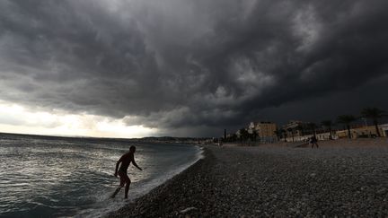 Un orage au dessus de&nbsp;la ville de Nice (Alpes-Maritimes), le 1er octobre 2018. (VALERY HACHE / AFP)