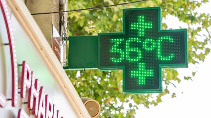 Un thermomètre d'une pharmacie à Auch, dans le Gers, affiche 36°C, le 29 juillet 2024. (JEAN-MARC BARRERE / AFP)