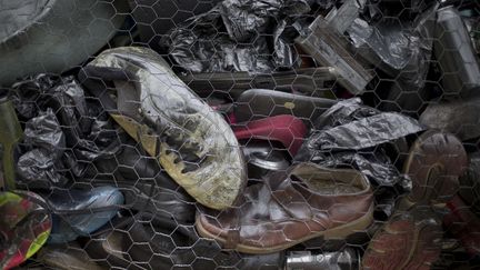 Des chaussures r&eacute;cup&eacute;r&eacute;es dans les eaux de la baie de Guanabara o&ugrave; doivent se d&eacute;rouler les &eacute;preuves olympiques des JO de Rio en 2016.&nbsp; (SILVIA IZQUIERDO / AP / SIPA)