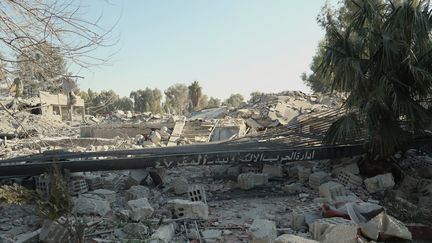 Un site militaire syrien détruit par les bombardements israéliens dans la banlieue sud de Damas, le 16 décembre 2024. (BENJAMIN THUAU / RADIO FRANCE)