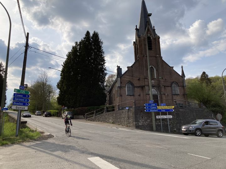 Un cyclosportif descend la côte des Forges, le 23 avril 2022. (DR)