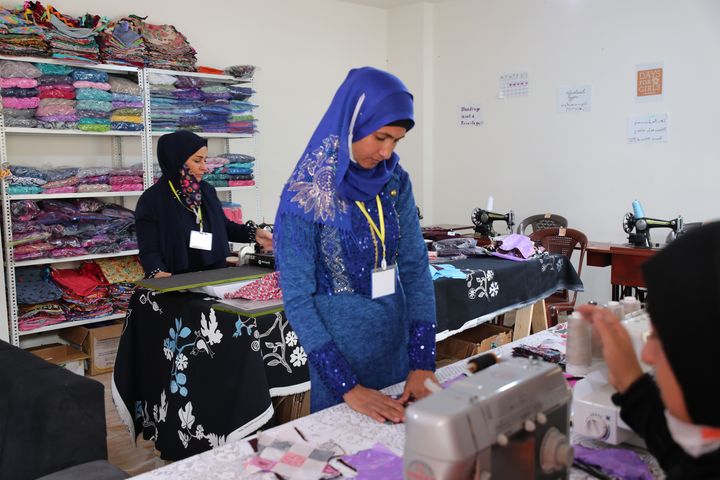 Latifa et Mil Vat fabriquent des serviettes en tissu dans leur atelier au Liban, le 1er novembre 2021. (ELISE LAMBERT / FRANCEINFO)