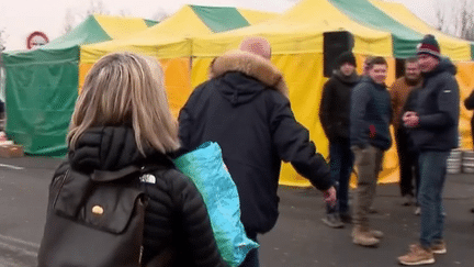 Malgré les blocages partout dans le pays, les Français continuent de soutenir le mouvement des agriculteurs, jeudi 1er février. Certains leur apportent des ravitaillements sur les barrages. (France 2)