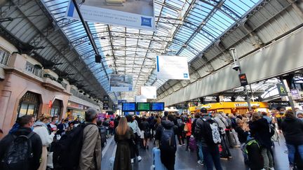 Des passagers patientent un jour de grève à la SNCF, gare de l'Est à Paris. (RACHEL NOËL / RADIO FRANCE)