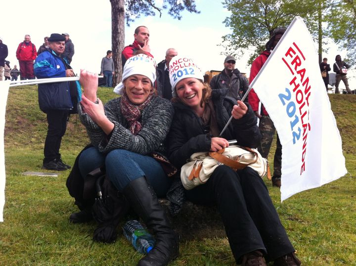 Deux sympathisantes de François Hollande attendent leur candidat, sous la pluie, à Cénon, banlieue de Bordeaux (PM)