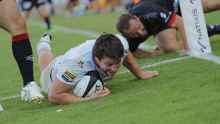 Henry Chavancy (Racing 92) marque sous les yeux de Frédéric Michalak (LOU)  (STEPHANE ALLAMAN / STEPHANE ALLAMAN)