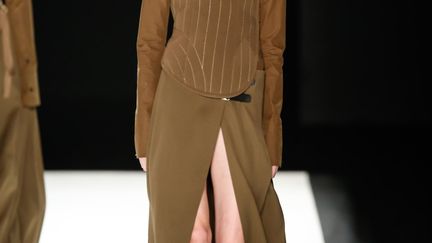 Long, long, long : les jupes plissées touchent le sol chez Vera Wang, tout comme les pantalons ultra larges de Rosie Assoulin, Diane von Furstenberg ou Tibi. Le long s'impose aussi chez The Row, Calvin Klein, les pantalons homme cassent aux chevilles chez Lacoste. Du long aussi chez Zac Posen, Vivienne Tam et très long et ample chez DKNY. Mais Alexander Wang continue à aimer les mini-jupes rebelles.
 (PIXELFORMULA / SIPA/SIPA)