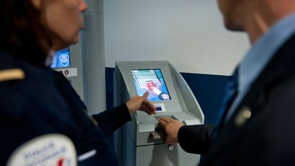 &nbsp; (Paris Aéroport veut doubler les dispositifs PARAFE, qui sont les contrôles automatisés des passeports, d'ici 3 ans, et y intégrer la reconnaissance faciale © Maxppp)