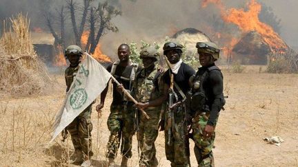 Soldats nigérians en opération dans un village pillé par Boko Haram (Etat de Borno, 29 mars 2016). (AFP/Anadolu Agency)