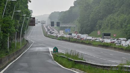 Le trafic est interrompu sur une partie de l'A13, au niveau de Vaucresson (Hauts-de-Seine), le 21 mai 2024. (HENRIQUE CAMPOS / HANS LUCAS / AFP)