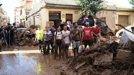 Une vue d'une rue dévastée dans la ville de Paiporta, au sud de Valence, le 1er novembre 2024 en Espagne. (PABLO MIRANZO / ANADOLU / AFP)