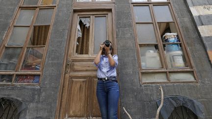 Rania Kataf, jeune femme syrienne photographie les vieilles demeures de Damas pour documenter le patrimoine architectural de la ville&nbsp; (LOUAI BESHARA / AFP)