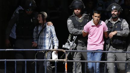 Les forces de s&eacute;curit&eacute; isra&eacute;liennes arr&ecirc;tent un Palestinien, apr&egrave;s des heurts sur l'Esplanade des mosqu&eacute;es, &agrave; J&eacute;rusalem, le 26 juillet 2015. (AHMAD GHARABLI / AFP)