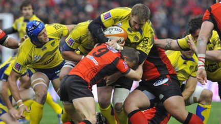 Elvis Vermeulen (Clermont) sonne la charge face à Pierre Mignoni (Toulon)