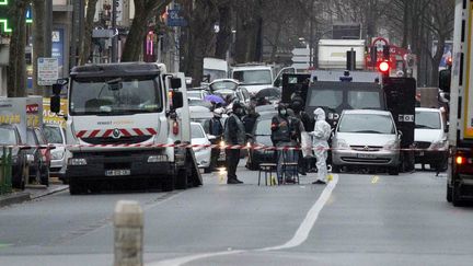 Les enqu&ecirc;teurs sur les lieux de la fusilladen &agrave; Montrouge (Hauts-de-Seine), le 8 janvier 2015. ( ANADOLU AGENCY / AFP)