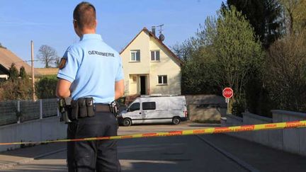  (Un Gendarme devant la maison ou a eu le drame familial rue du Chêne à Schlierbach le 12 Avril 2015 © Maxppp)