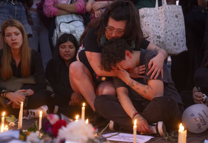 Les fans de Liam Payne, chanteur du groupe One Direction réunis à Buenos Aires, en Argentine, le 17 octobre 2024 (VICTOR R. CAIVANO/AP/SIPA / SIPA)