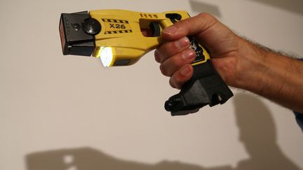 Une démonstration de Taser. Image d'illustration. (THOMAS COEX / AFP)