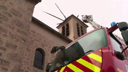 Aveyron : la foudre frappe le clocher d’une église (France 2)