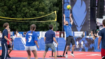 Une initiation au volley, à la Grande Halle de la Villette, le 9 août 2024, lors des Jeux de Paris. (LAURIN AMELIE / KMSP / AFP)