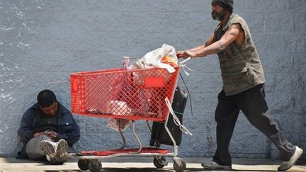 Deux chômeurs qui vivent dans la rue à Los Angeles (Californie) (© AFP PHOTO/Mark RALSTON)