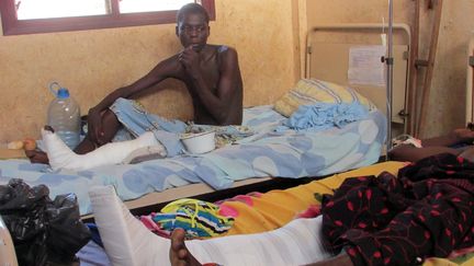 Dans un h&ocirc;pital de Bangui (Centrafrique), le 30 mars 2014.&nbsp;Au moins 24 personnes ont &eacute;t&eacute; tu&eacute;es et plus d'une centaine gravement bless&eacute;es par des soldats tchadiens qui ont tir&eacute; sur des civils. (PACOME PABAMDJI / AFP)