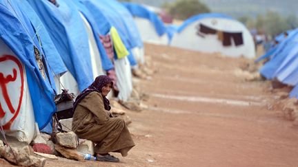 Une r&eacute;fugi&eacute;e syrienne dans le camp de&nbsp;Qah &agrave; la fronti&egrave;re turquo-syrienne, le 31 janvier 2012. (AAMIR QURESHI / AFP)