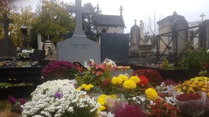 La tombe de Jacques Chirac, dans le cimetière du Montparnasse, à Paris. (SAMUEL MONOD / RADIOFRANCE)