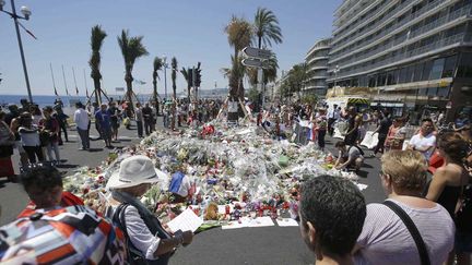 &nbsp; (Les hommages se multiplient à Nice sur la promenade des Anglais © SIPA/Luca Bruno)