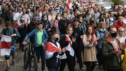 Des manifestants défilent contre le résultat de l'élection présidentielle biélorusse, à Minsk, le 27 août 2020. (SPUTNIK/ AFP)