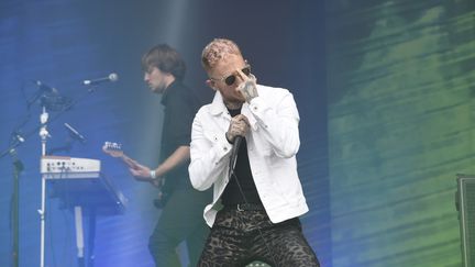 Cette année, on ouvre Rock en Seine sur un son rock brut à la grande scène du festival, avec Frank Carter &amp; The Rattlesnakes. Le leader du groupe assume son look décalé : cheveux roux, coloration blond fraise et pantalon moulant à motif léopard.
 (Bernard Barbereau / FTV)