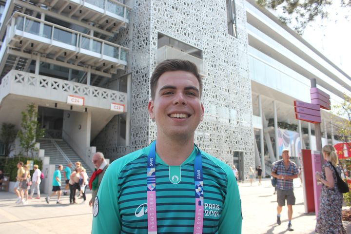 Melvil, ramasseur de balles bénévole pour le tennis, devant le court central de Roland-Garros, le 30 juillet 2024. (CLEMENT PARROT / FRANCEINFO)