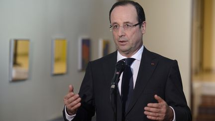 Fran&ccedil;ois Hollande lors de son d&eacute;placement &agrave; Dijon (C&ocirc;te-d'Or), le 11 mars 2013. (ERIC FEFERBERG / POOL)