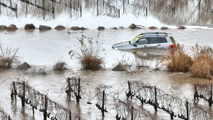 Une voiture sur une route inondée, à Windsor, en Californie (Etats-Unis), le 9 janvier 2023. (JUSTIN SULLIVAN / GETTY IMAGES NORTH AMERICA / AFP)