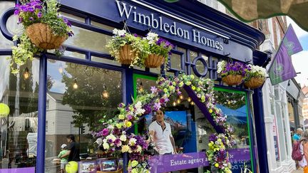 Tous les magasins de Wimbledon Village décorent leurs vitrines aux couleurs et symboles du tournoi. (APOLLINE MERLE / FRANCEINFO SPORT)