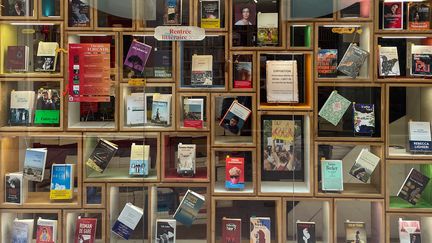 Vitrine d'une librairie de Perpignan qui met à l'honneur les romans de la rentrée littéraire d'automne, le 4 septembre 2024. (HANS LUCAS / AFP)