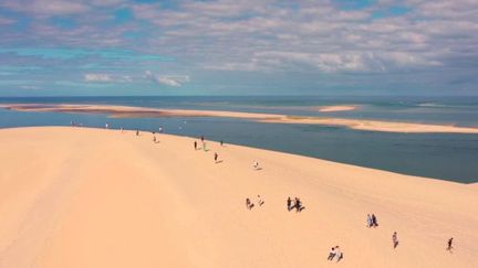 Bassin d’Arcachon : la dune du Pilat de nouveau accessible aux touristes (FRANCE 2)