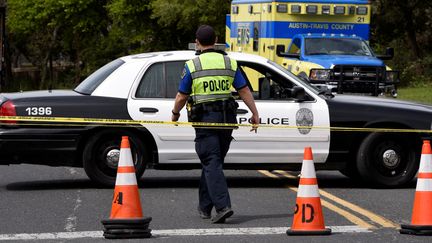 La police d'Austin boucle le périmètre après l'explosion d'un colis piégé dans cette ville du Texas, le 19 mars 2018. (SERGIO FLORES / REUTERS)