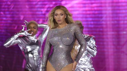 La chanteuse Beyoncé sur scène pendant la tournée "Renaissance", ici le 29 juillet au MetLife Stadium de East Rutherford dans le New Jersey. (KEVIN MAZUR / WIREIMAGE)